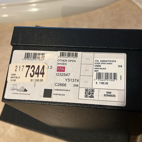 Stunning two tone lambskin/pearls Chanel other open shoes NWT - Picture 7 of 7